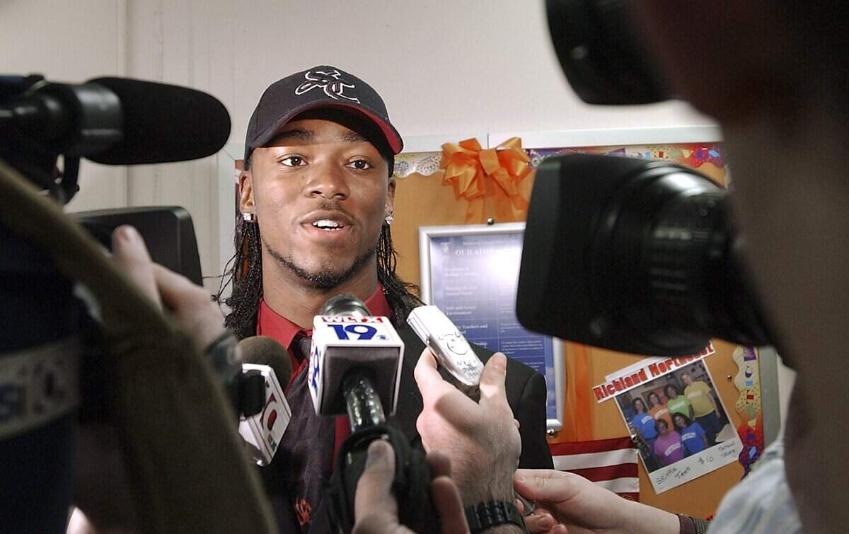 Wednesday was national signing day for high school football players to commit to one college from the ones that have been recruiting them. HERE> Richland Northeast’s Mark Barnes talks with the media after signing to play for South Carolina. (02-07-07--COLUMBIA, SC--PHOTOGRAPH BY TIM DOMINICK/TDOMINICK@THESTATE.COM)