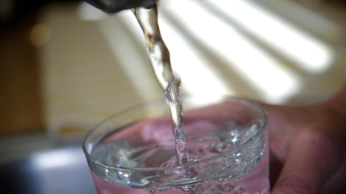 The best thirst quencher is water.  Whether bubbly or flat, it gets the job done.  For prolonged outdoor sweaty activity, replacing electrolytes with a sports drink might be advised. 