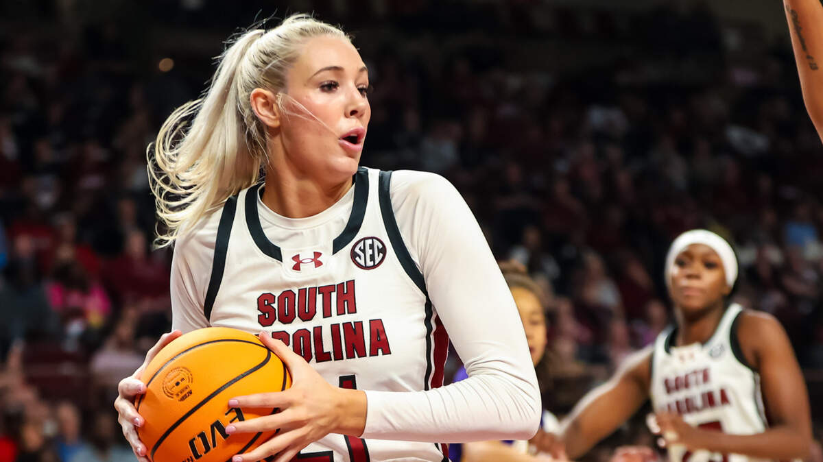 South Carolina Gamecocks forward Chloe Kitts (21)