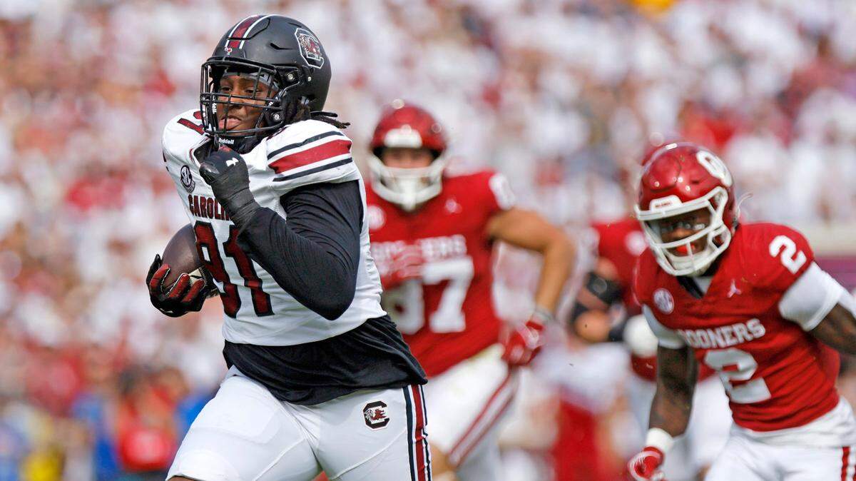 South Carolina’s Tonka Hemingway (91) returns an Oklahoma fumble for a touchdown in the first quarter, Saturday, Oct. 19, 2024, at Gaylord Family - Oklahoma Memorial Stadium in Norman, Okla.