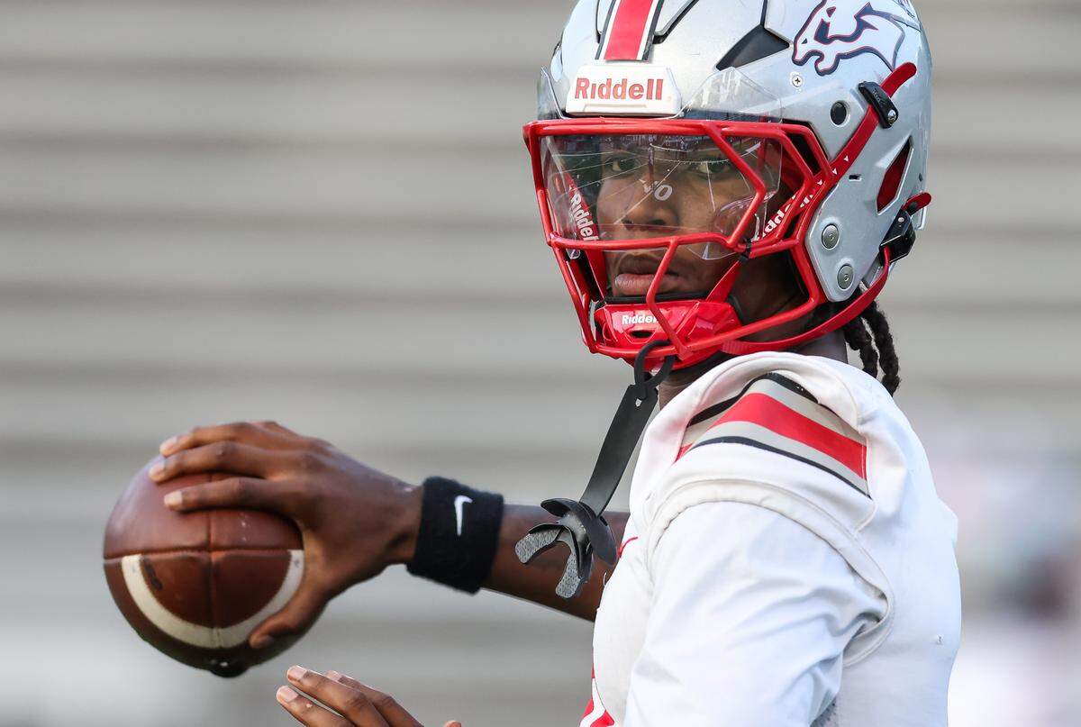 J'Zavien Currence (0) of South Pointe warms up before AC Flora’s game against South Pointe at Memorial Stadium on Friday, September 19, 2025.