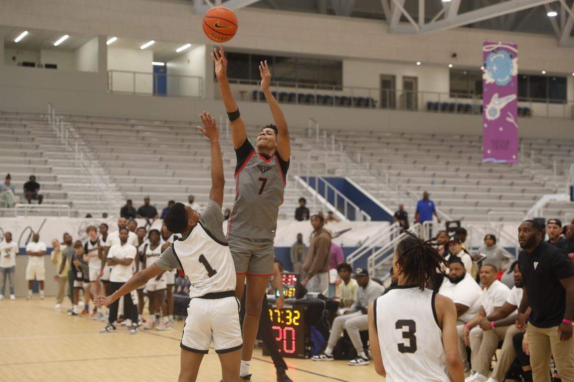Team Melo’s Kiyan Anthony (7) shoots the ball against Team Mokan Elite during the Nike EYBL Session 4 on May 27, 2023 at Memphis Sports and Events Center in Memphis, Tenn.