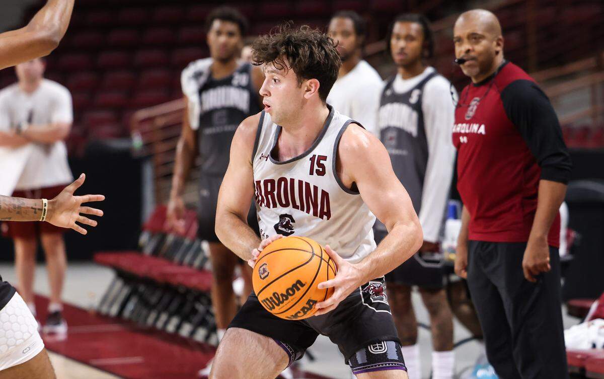 South Carolina guard Eli Ellis (15) looks to pass during practice at Colonial Life Arena in Columbia on Wednesday, July 30, 2025.