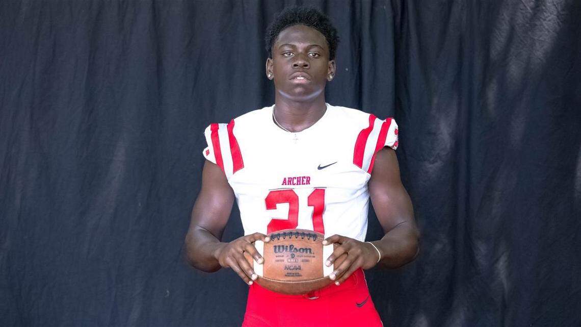 Five-star cornerback Andrew Booth committed to Clemson on Monday.