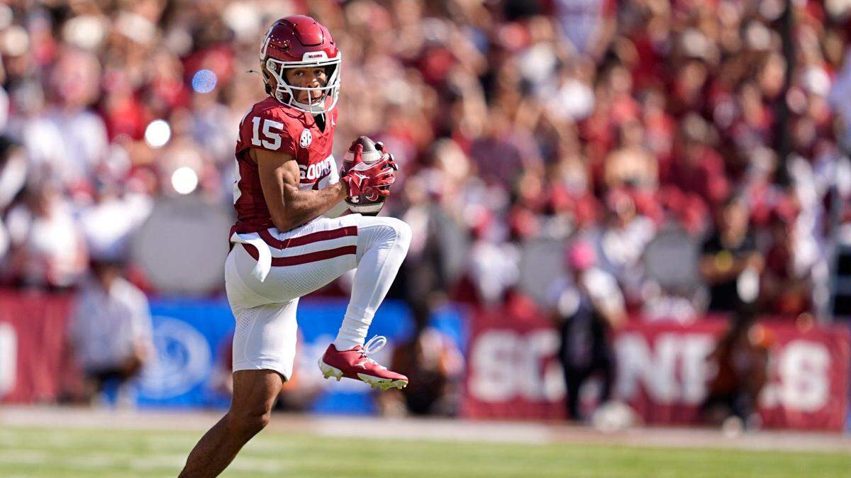 Oklahoma Sooners wide receiver Brenen Thompson (15) makes a reception in the first half of the Red River Rivalry college football game between the University of Oklahoma Sooners and the Texas Longhorn at the Cotton Bowl Stadium in Dallas, Texas, Saturday, Oct., 12, 2024.