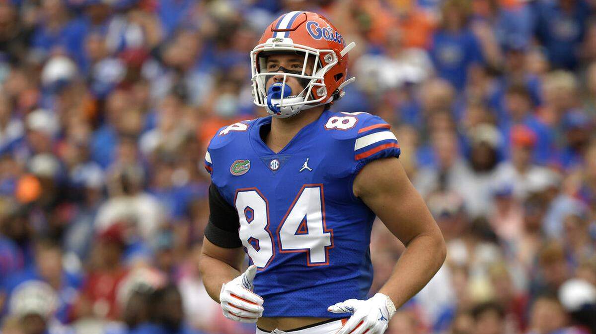 Florida tight end Nick Elksnis (84) sets up for a play during the first half of an NCAA college football game against Alabama, Saturday, Sept. 18, 2021, in Gainesville, Fla. (AP Photo/Phelan M. Ebenhack)