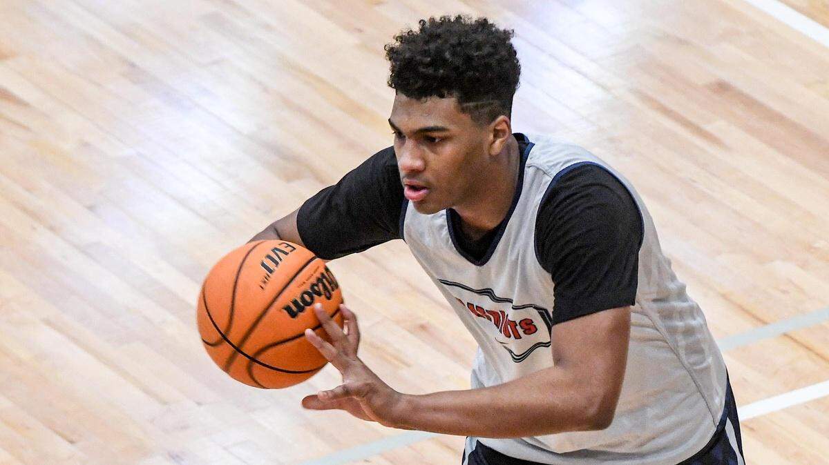 Hayden Assemian (20) passes during practice Wednesday, February 9, 2022. Assemian committed to South Carolina on Tuesday.