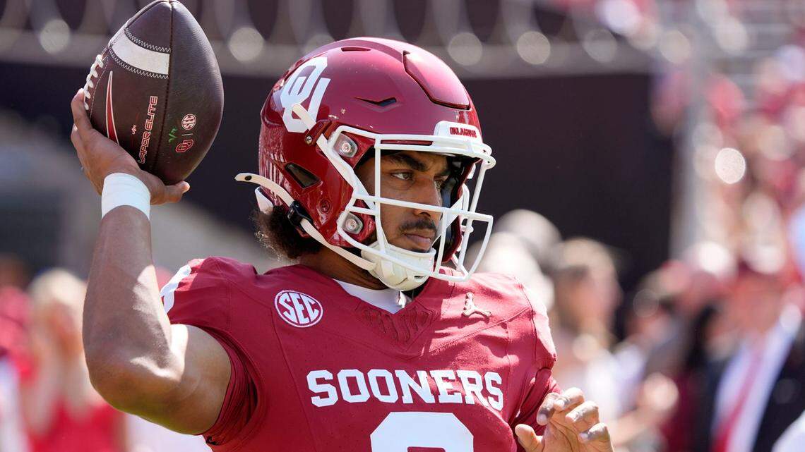 Oklahoma Sooners quarterback Michael Hawkins Jr. (9)