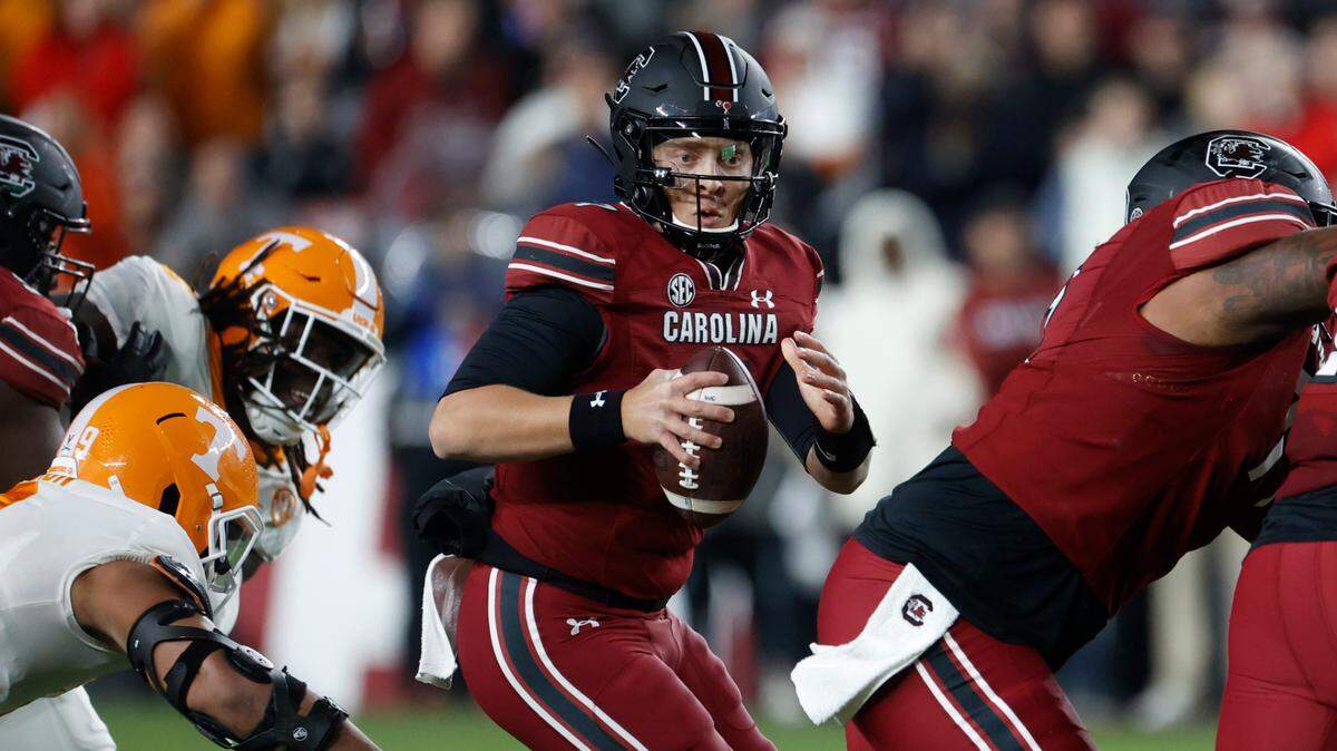 South Carolina Gamecocks quarterback Spencer Rattler (7) plays Tennessee on Saturday, November 19, 2022.