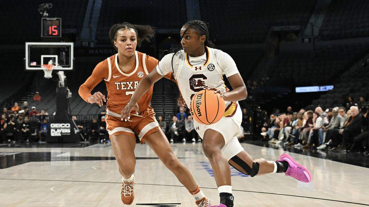 LAS VEGAS, NEVADA - NOVEMBER 27: Ta'Niya Latson #00 of the South Carolina Gamecocks drives past Jordan Lee #7 of the Texas Longhorns in the first half of the championship game of the 2025 Players Era Championship basketball tournament at Michelob ULTRA Arena on November 27, 2025 in Las Vegas, Nevada. (Photo by Candice Ward/Getty Images)