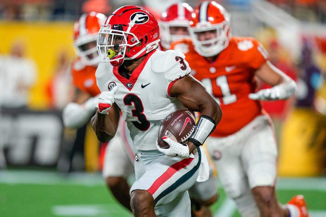 Sep 4, 2021; Charlotte, North Carolina, USA; Georgia Bulldogs running back Zamir White (3) runs around end against the Clemson Tigers during the second half at Bank of America Stadium.