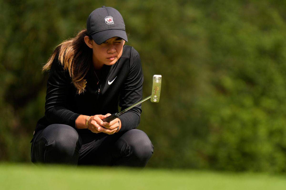 Eila Galitsky lines up her putt on the 10th hole during the final round of the Augusta National Women’s Amateur golf tournament at Augusta National Golf Club.