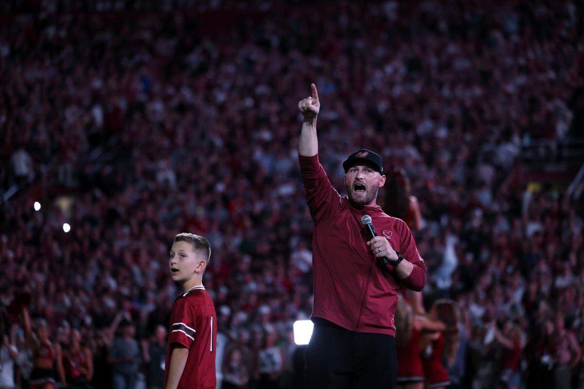 South Carolina QB Connor Shaw leads the pregame chant Saturday before the Kentucky game.