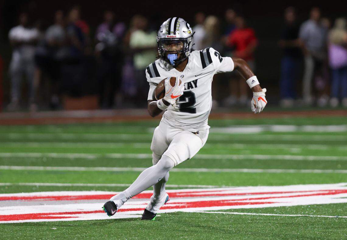 Zai Offord (2) of Gray Collegiate carries the ball during Hammond’s game against visiting Grey Collegiate on Friday, September 1, 2023.