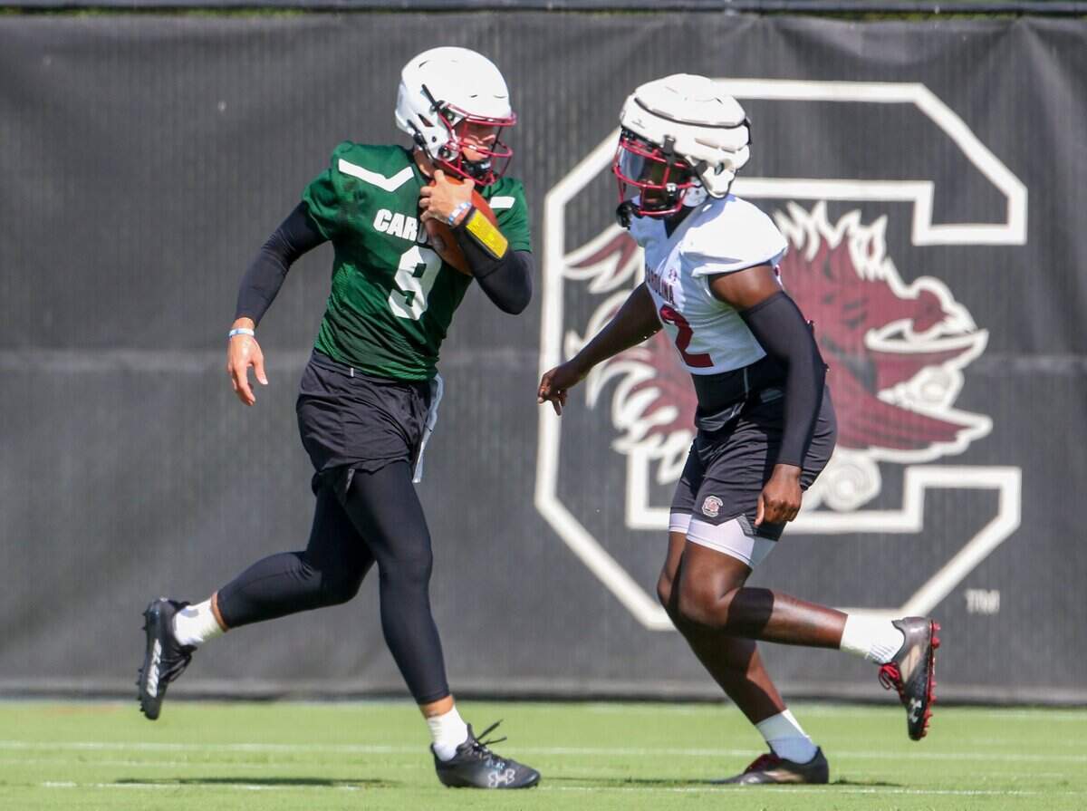South Carolinas Luke Doty (9) runs drills with Bam Martin-Scott (22) during preseason practice.