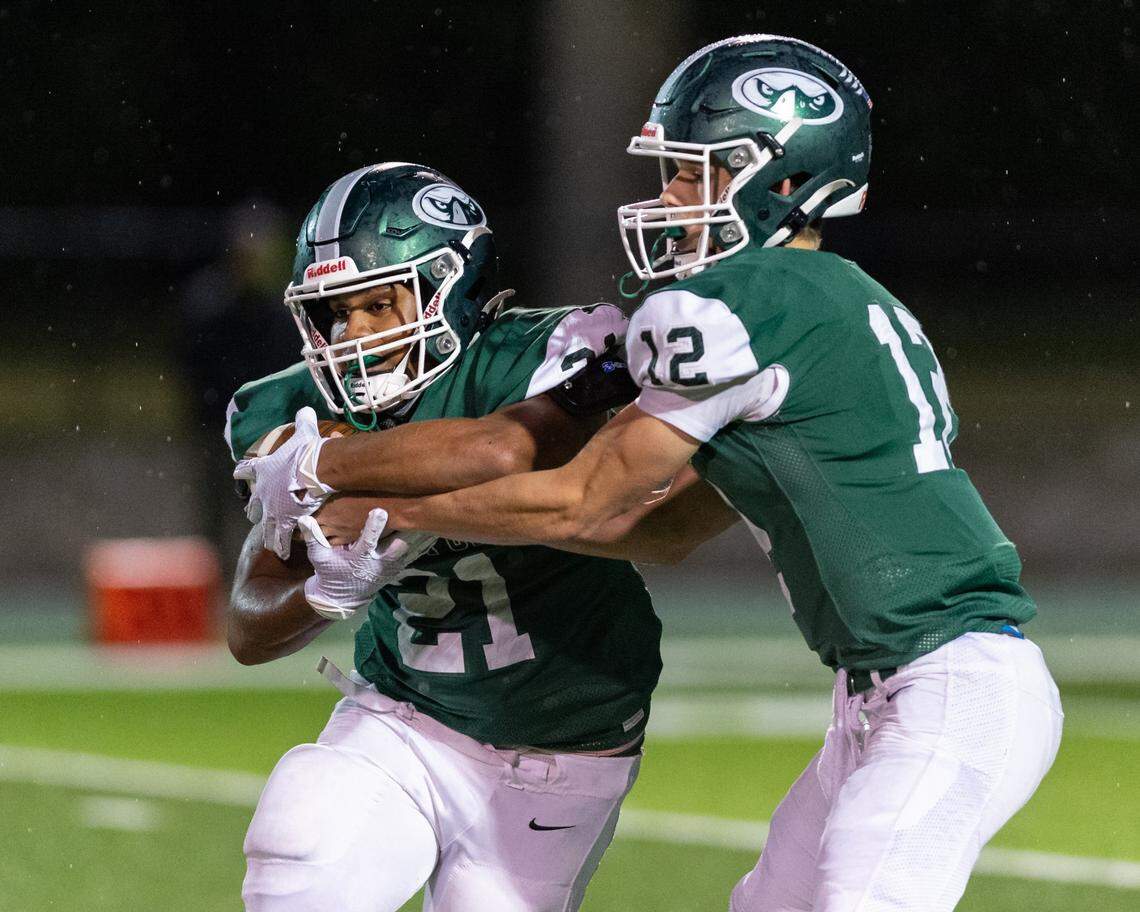 Beaufort High School’s Amariee Morris takes a handoff from Tyler Haley in a Nov. 5 win over South Florence.