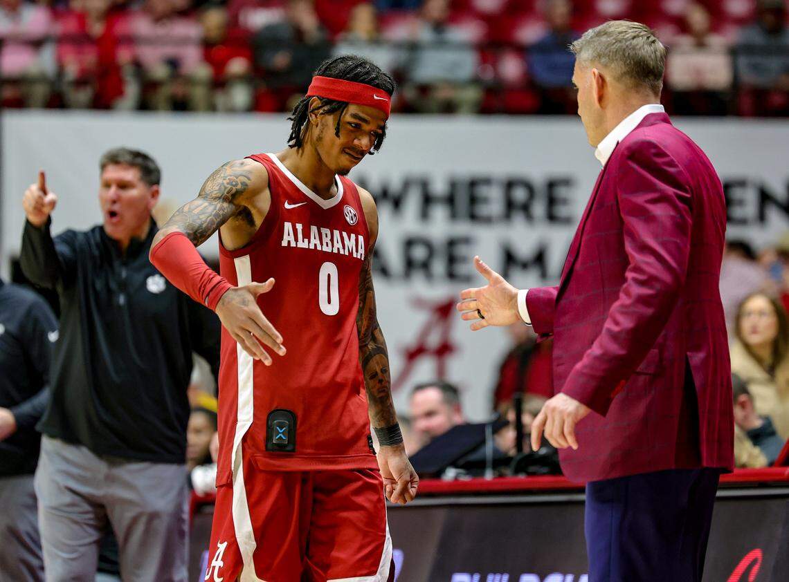 TUSCALOOSA, ALABAMA - DECEMBER 3: Head coach Nate Oats of the Alabama Crimson Tide congratulates Labaron Philon #0 on a win over the Clemson Tigers at Coleman Coliseum on December 3, 2025 in Tuscaloosa, Alabama.