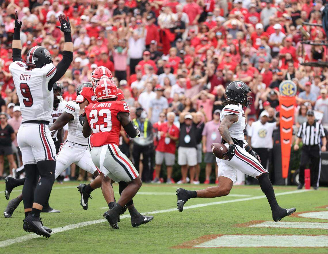 South Carolina’s Antwane Wells scores a first-quarter TD against Georgia on Saturday.