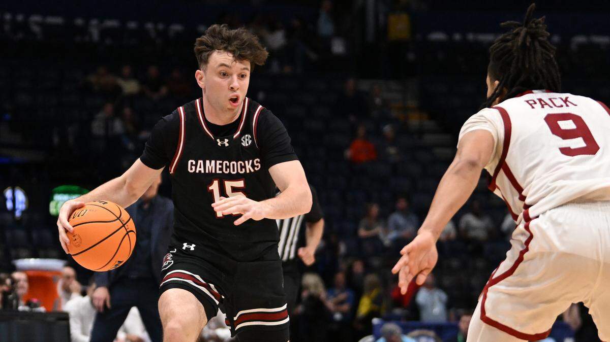 NASHVILLE, TENNESSEE - MARCH 11: Eli Ellis #15 of the South Carolina Gamecocks dribbles against Nijel Pack #9 of the Oklahoma Sooners during the second half in the first round of the 2026 SEC Men's Basketball Tournament at Bridgestone Arena on March 11, 2026 in Nashville, Tennessee. (Photo by Carly Mackler/Getty Images)