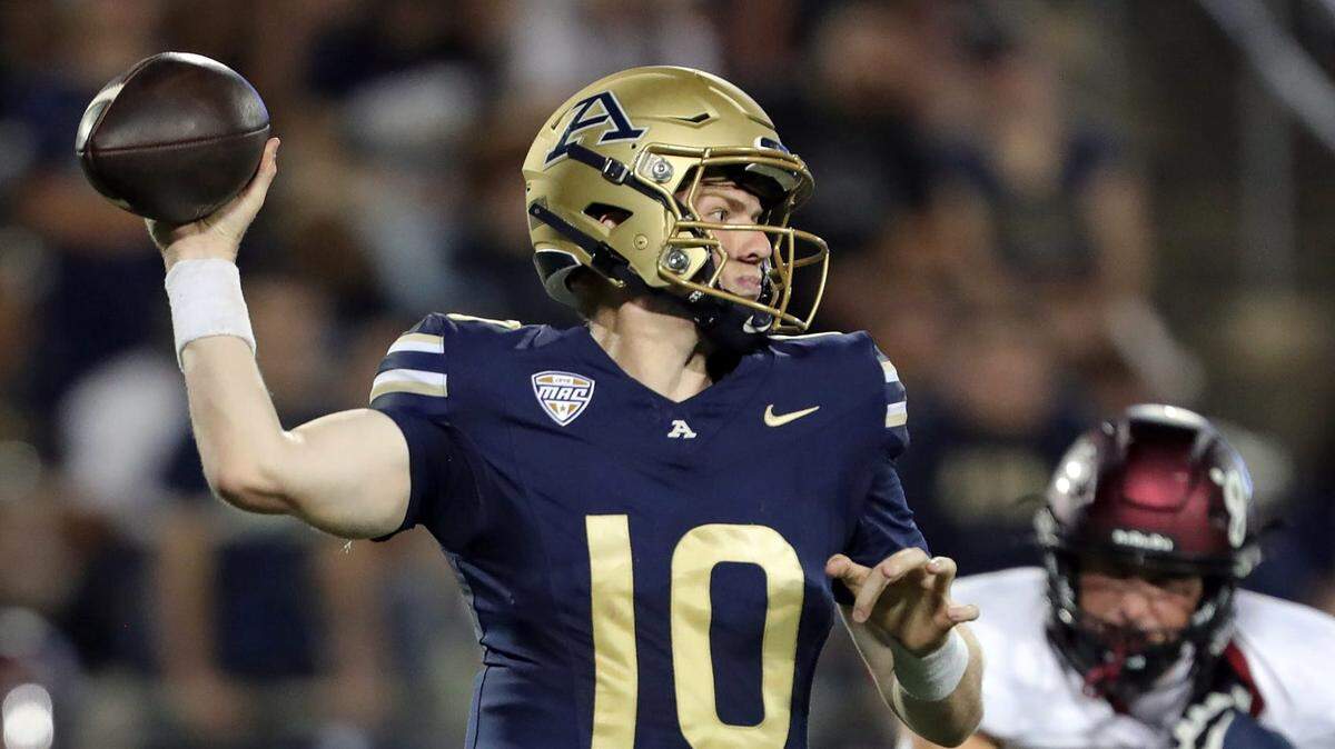 Akron Zips quarterback Ben Finley