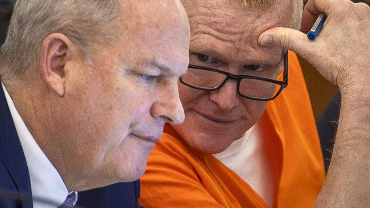 Alex Murdaugh talks with his defense attorney Jim Griffin during the Murdaugh’s jury-tampering hearing at the Richland County Judicial Center on Monday, January 29, 2024 in Columbia, South Carolina.