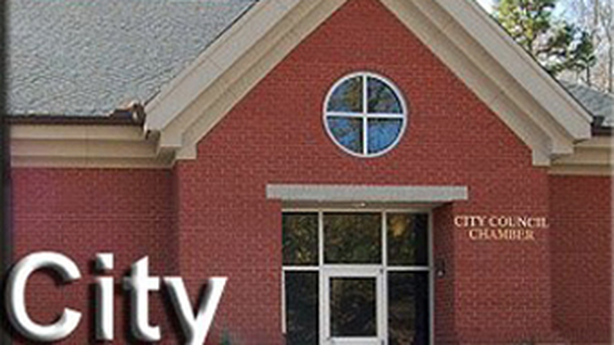 Clemson City Council voted unanimously Friday to approve an ordinance requiring face masks in “essential places,” including grocery stores and medical facilities.