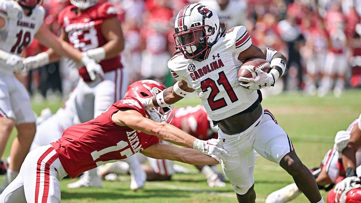 South Carolina running back Juju McDowell (21) gets the ball and breaking free against Arkansas at Donald W. Reynolds Razorback Stadium in Fayetteville, Arkansas on Sept. 10, 2022.