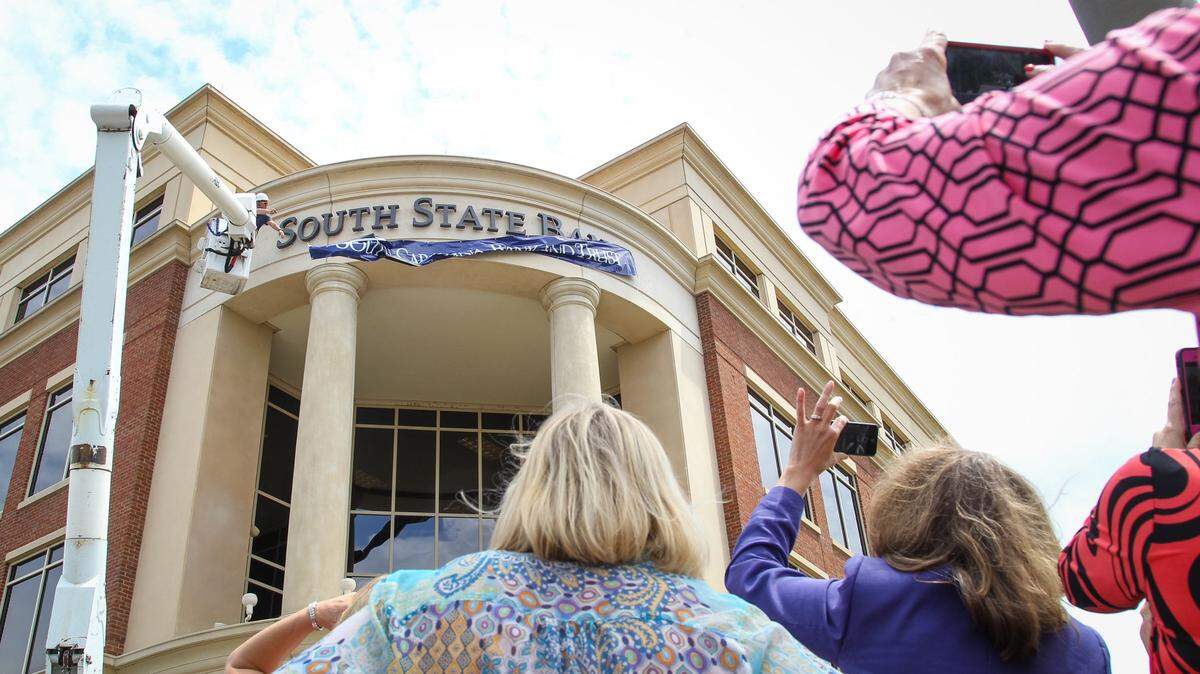 In 2014, South State Bank, formerly South Carolina Bank & Trust, unveiled its new branding at its Gervais Street headquarters in Columbia. In January 2020, South State announced its merger with CenterState Bank, which will move the company’s headquarters to Winter Haven, Fla.