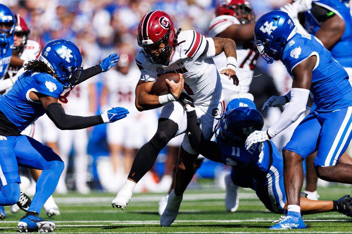 South Carolina Gamecocks quarterback Robby Ashford (1) carries the ball through Kentucky Wildcats defenders during the second quarter at Kroger Field.
