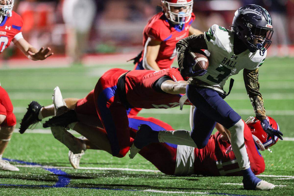 Keon McKinley (3) of Heathwood Hall carries the ball during Hammond’s game against Heathwood Hall at Hammond on Friday, Nov. 14, 2025.