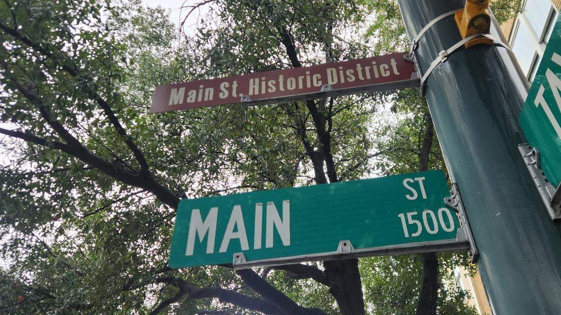 A street sign at the 1500 block of Main Street in Columbia, SC.