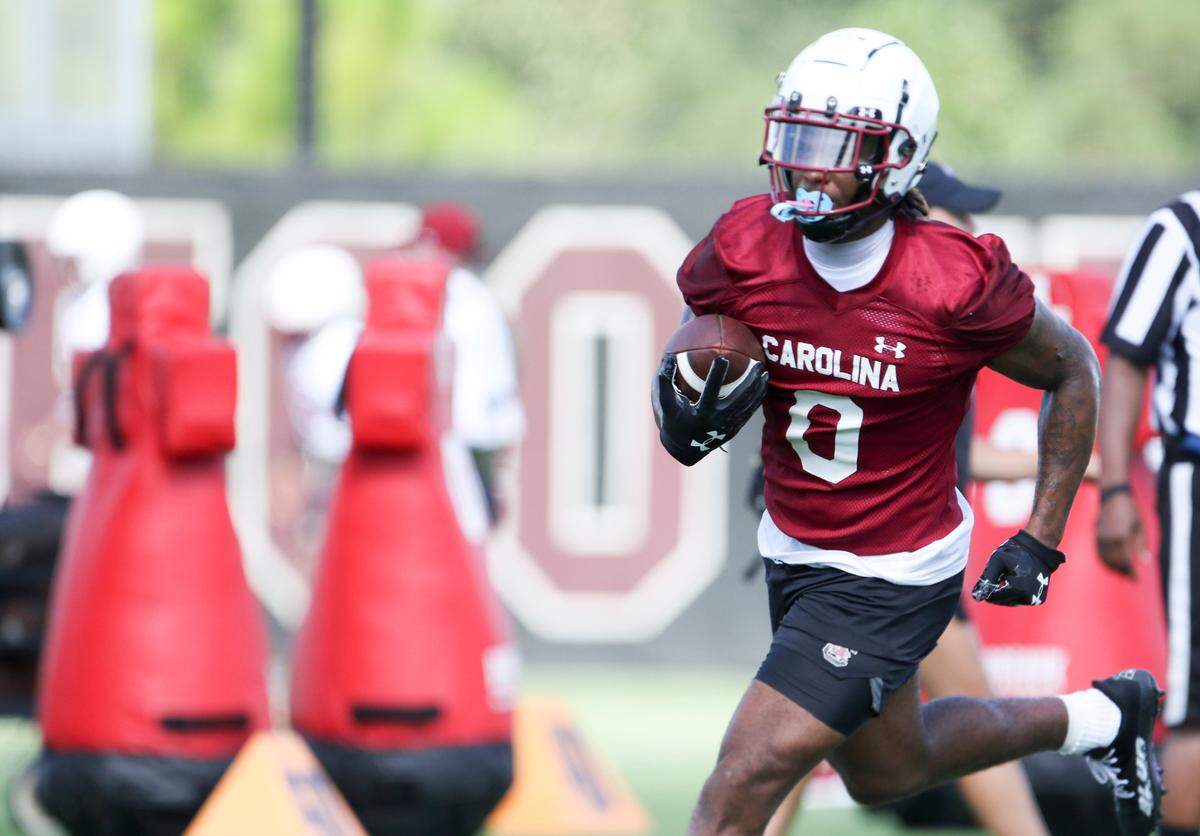 South Carolina’s Jaheim Bell (0) runs drills during the team’s first practice on Friday, Aug. 5, 2022.