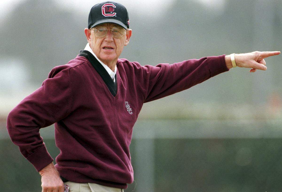 USC head coach Lou Holtz directs his Gamecocks in their first springworkout on Saturday, March 20, 1999. 