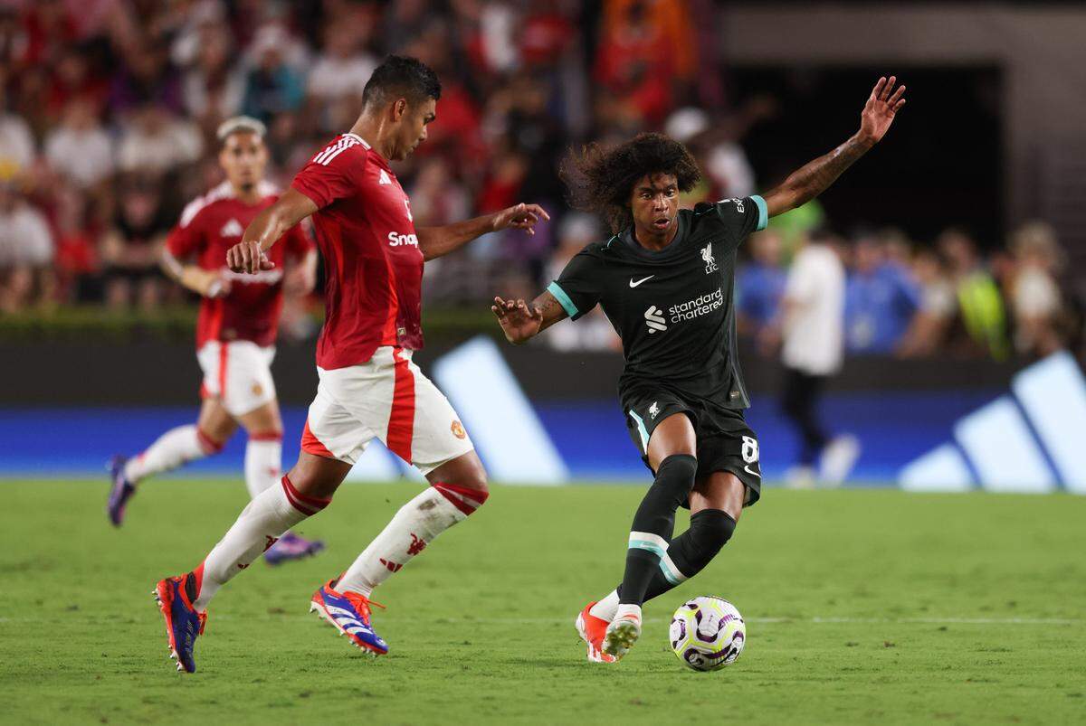 Manchester United midfielder Casemiro (18) and Liverpool forward Harvey Blair (86) go for a loose ball during the Rivals in Red International Friendly soccer match between Manchester United and Liverpool in Columbia on Saturday, August 3, 2024.