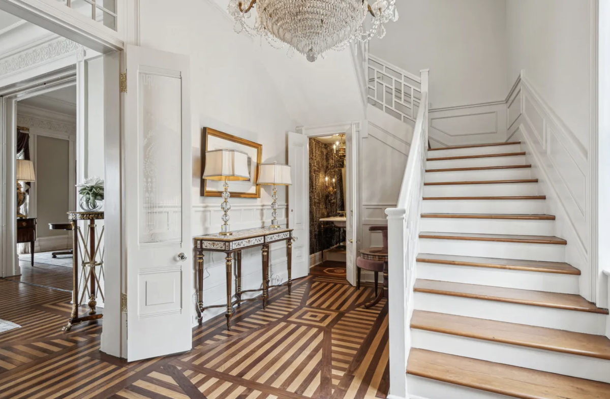 Drayton House at 25 East Battery overlooks Charleston Harbor and has six bedrooms and 11,367 square feet on a 0.31 acre lot.