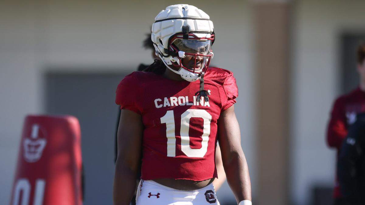 South Carolina edge Wendell Gregory (10) runs drills during practice in Columbia on Thursday, March 27, 2025.