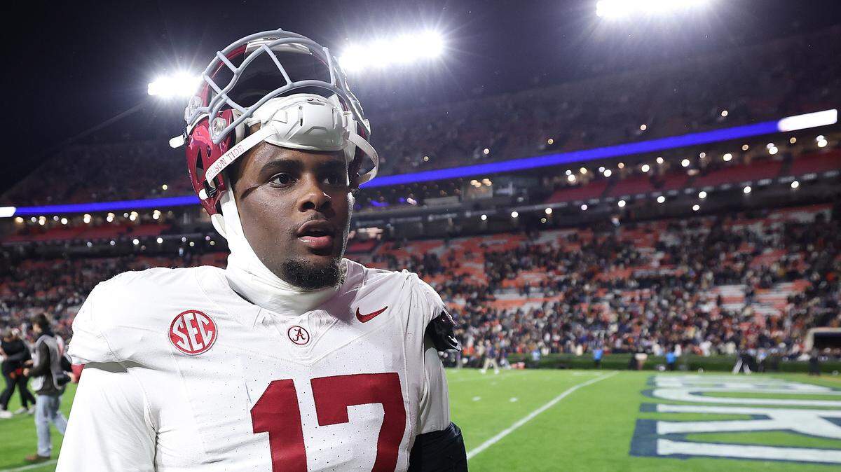 Kelby Collins #17 of the Alabama Crimson Tide reacts after their 27-20 win over the Auburn Tigers at Jordan-Hare Stadium on November 29, 2025.