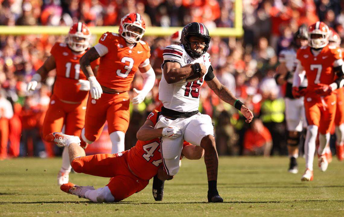 South Carolina quarterback LaNorris Sellers (16) ran wild against Clemson in Memorial Stadium last year.