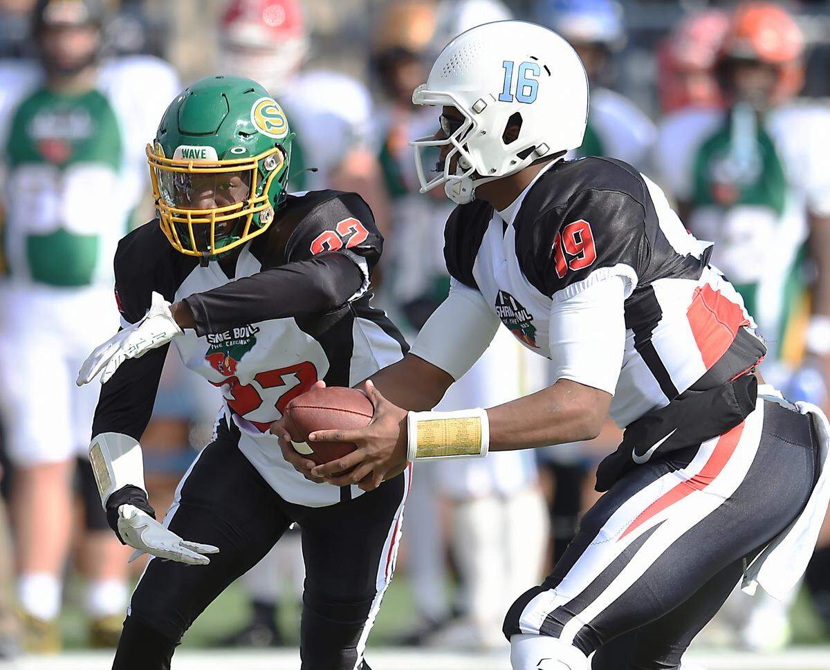 South Carolina’s LaNorris Sellers fakes a handoff during Saturday’s Shrine Bowl game.
