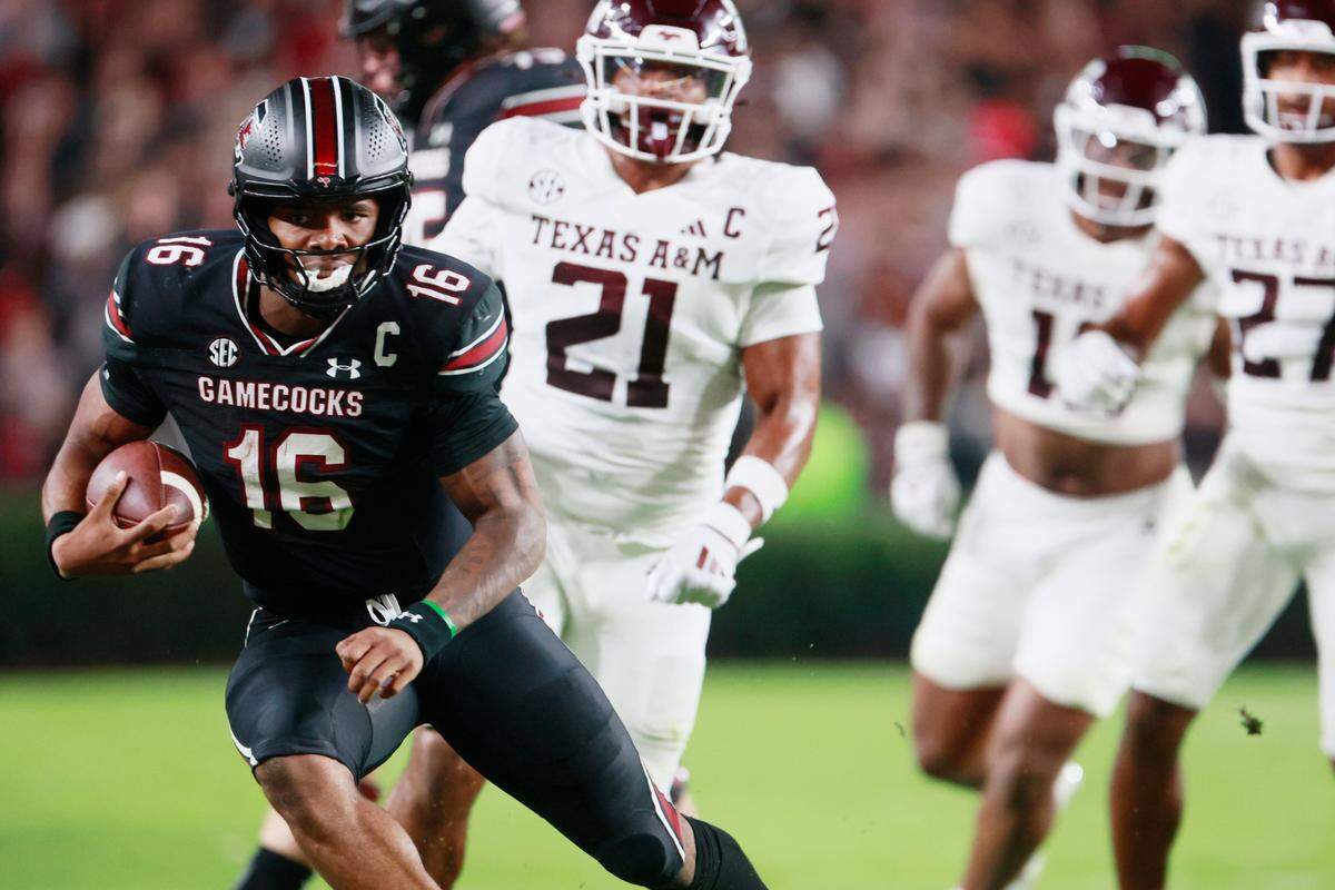 South Carolina quarterback LaNorris Sellers (16) plays Texas A&M at Williams-Brice Stadium on Saturday, November 2, 2024.