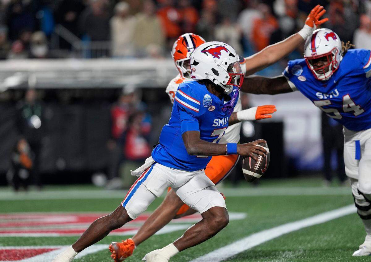 Dec 7, 2024; Charlotte, NC, USA; Southern Methodist Mustangs quarterback Kevin Jennings (7) scrambles during the third quarter against the Clemson Tigers in the 2024 ACC Championship game at Bank of America Stadium.