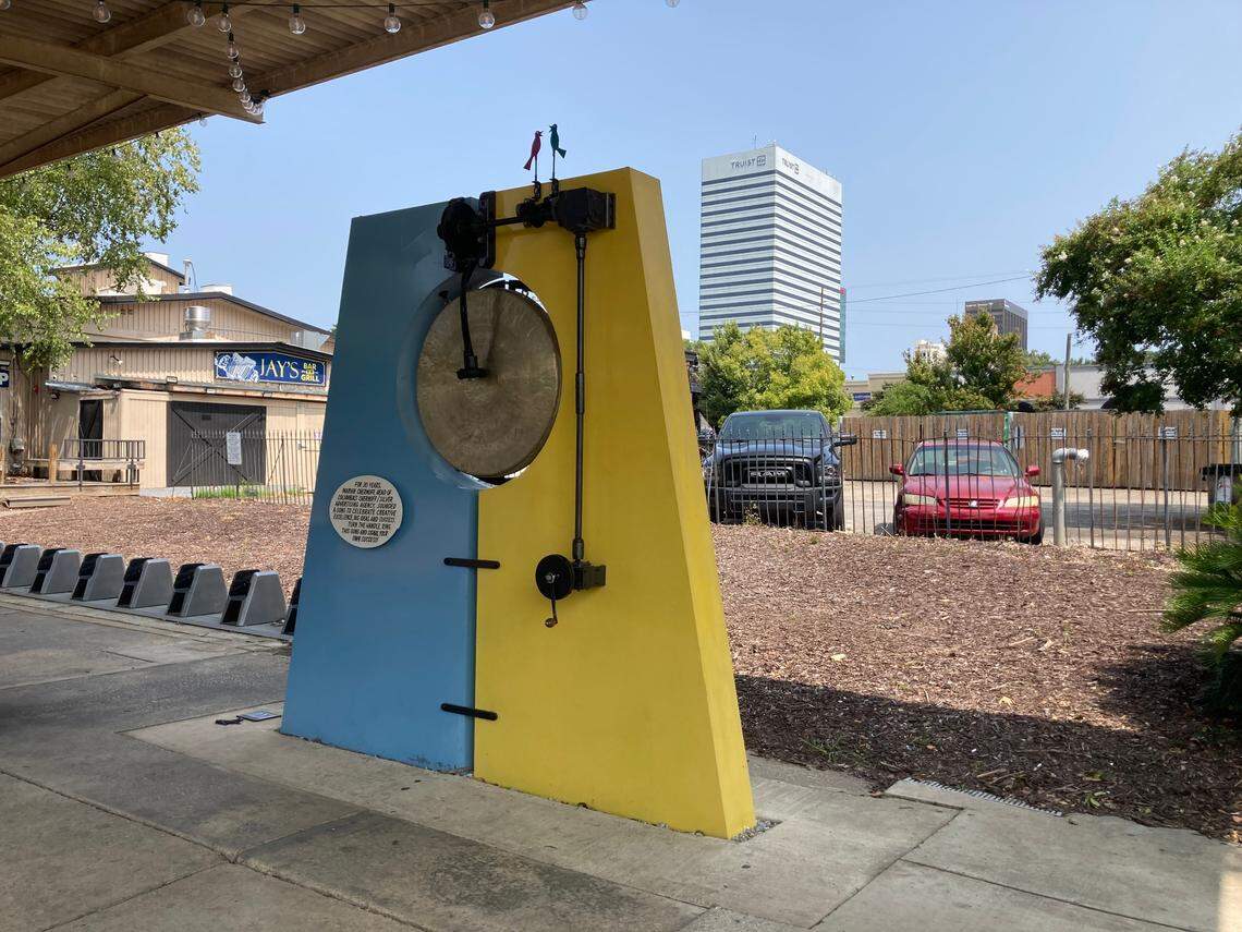 The artwork dedicated to longtime Columbia public relations legend and Vista support Marvin Chernoff was restored after Jay Kalin paid $5000 to the Vista Guild to replace the missing gong.
