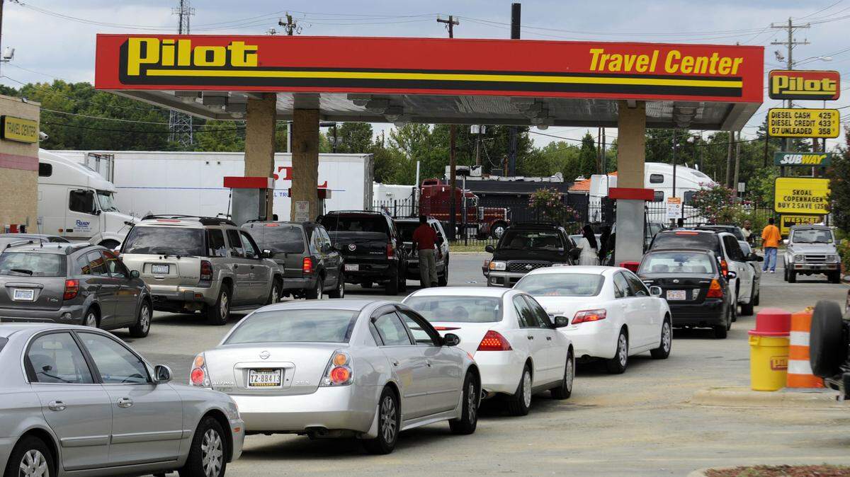 Cars line up at the Pilot Travel Center on Statesville Avenue to take part in a gas rebate offer through New Life Fellowship Center on Sunday afternoon. Pastor John P. Kee made the offer to church members during services, were given tokens to take to the station, and church paid $1 rebate for every gallon the members purchased.