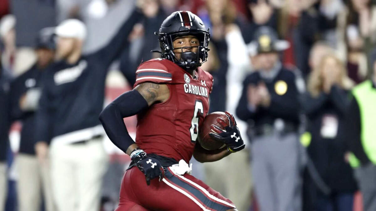 South Carolina’s Josh Vann scores a first quarter touchdown Saturday in the game against Tennessee.