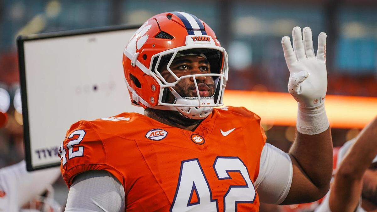 Clemson football defensive tackle Hevin Brown-Shuler (42)