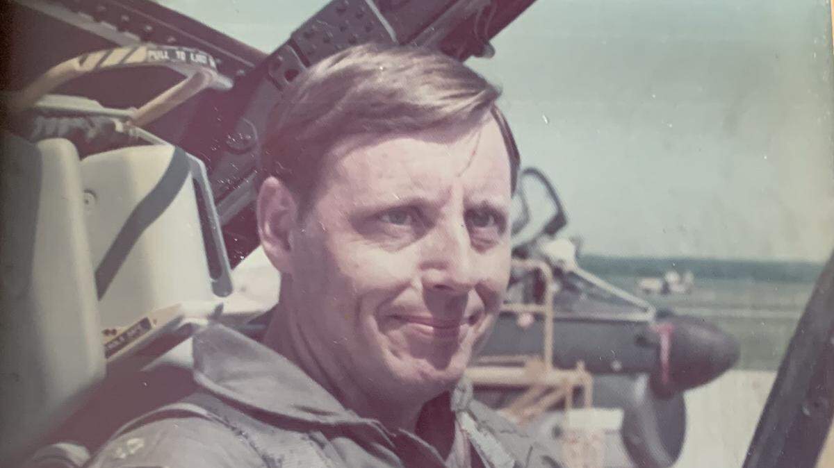 Dewey “Sonny” Foster was a pilot for more than 35 years before his crash in 1999.