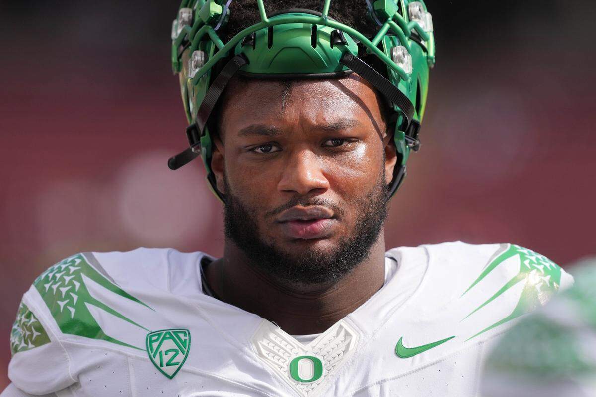 Oregon Ducks defensive end Jordan Burch (1) before the 2023 game against the Stanford Cardinal at Stanford Stadium.
