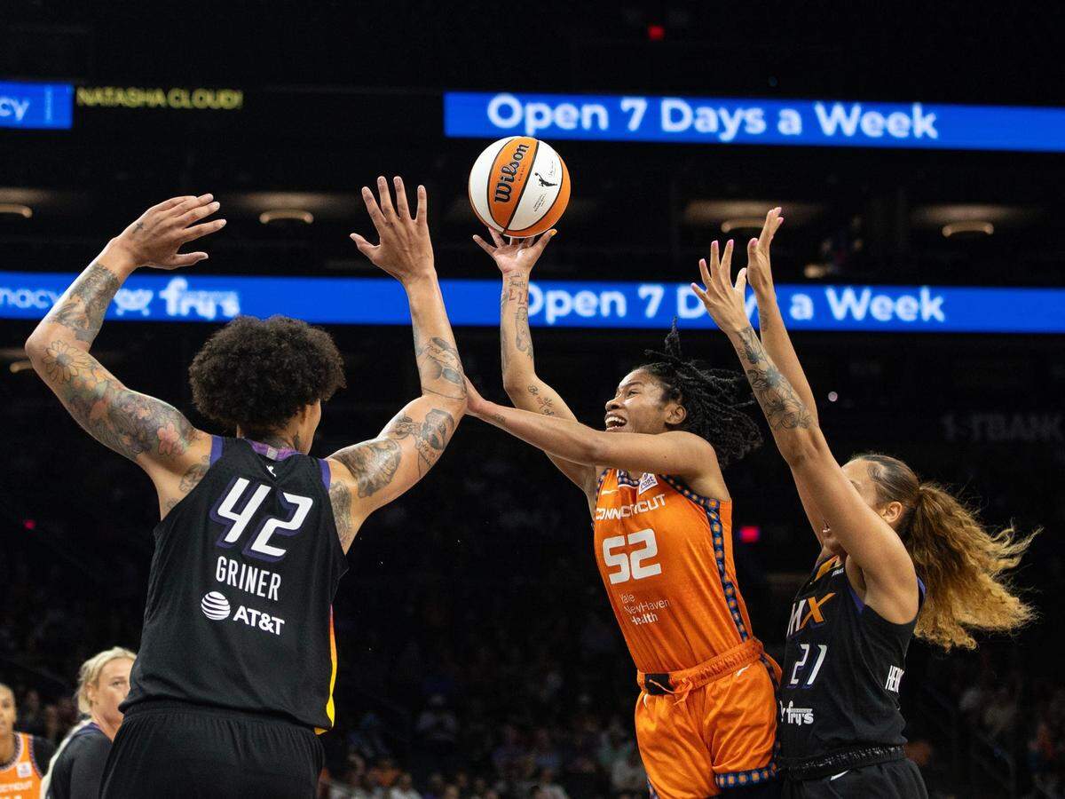 Connecticut Sun guard Tyasha Harris (52) puts up a floater on July 1.
