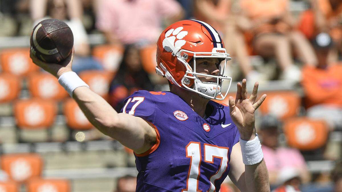 Clemson quarterback Christopher Vizzina (17) plays in the annual spring game Saturday, March 28, 2026 at Clemson's Memorial Stadium. Bart Boatwright/For The State