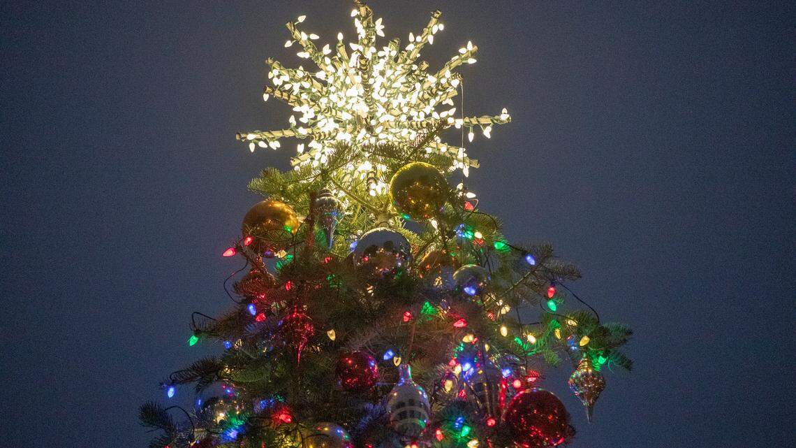 A large Christmas tree and decorations at the South Carolina State House on Tuesday, December 20, 2021. Here’s how to clean up your Christmas decorations once the holiday is over.